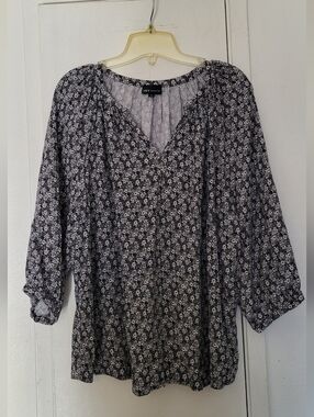 Jones New York Black and White Floral V-Neck Tunic